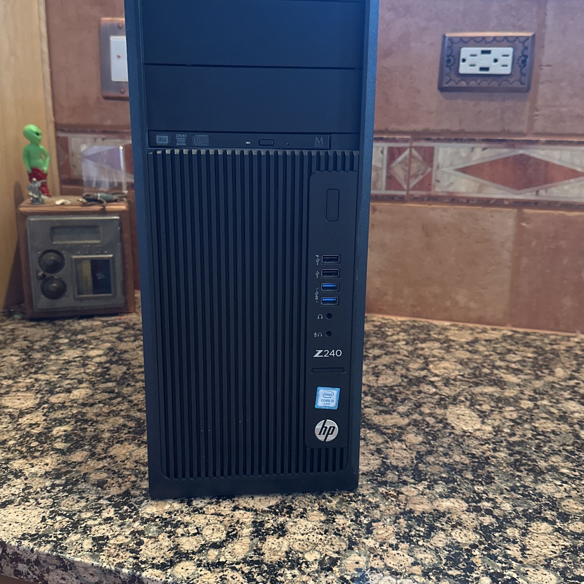 HP Z240 Intel i5 w/DVD 100G HD 16GB RAMq