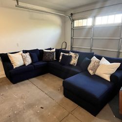 $850 Family Living Room Sectional Sofa Delivery Available