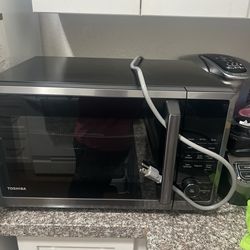 Toshiba 1.0 Cu. ft 8-in-1 Air Fryer Microwave Oven Combo