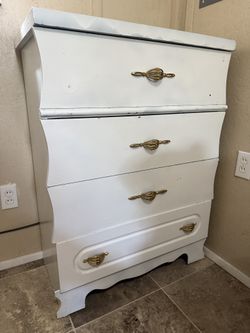Vintage Curved-Front 5-Drawer Dresser – White with Gold Handles