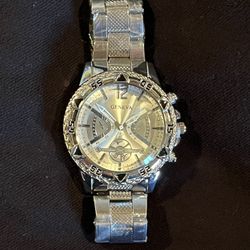 Silver Geneva watch with a unique design, fits all sizes. comes with chain and ring