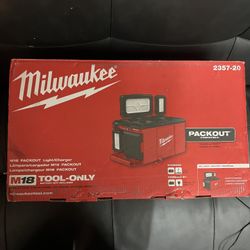 Milwaukee Packout Light/Charger M18