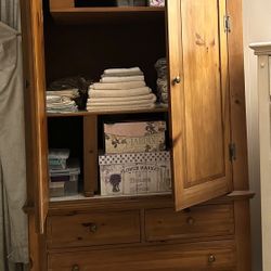Armoire $100