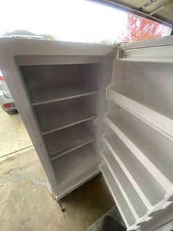 🧊 Frigidaire Upright Freezer – Great Condition, Works Perfectly