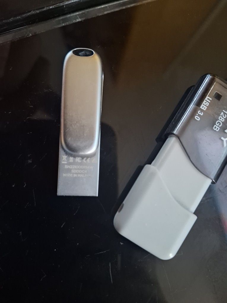 SanDisk 64 GB USB to USB C + PNY USB 128 GB