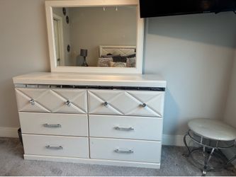 3 peice queen bed room for sale! (Used)