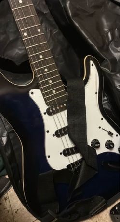 39in Full Size Beginner Electric Guitar Kit with Case, Strap, Amp, Whammy Bar - Hollywood Blue