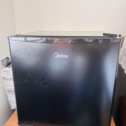 mini fridge 50$