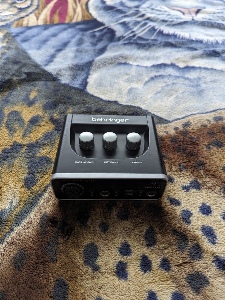 Behringer U-Phoria UM2 Audio Interface