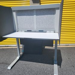 AMQ ADJUSTABLE DESK 
