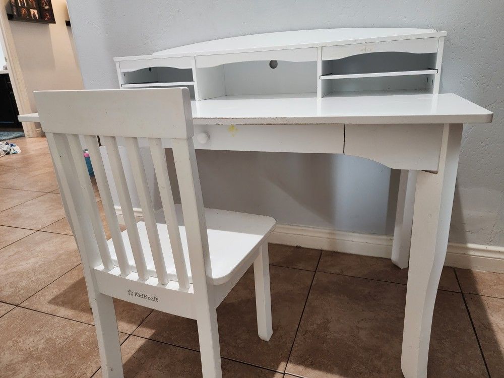 KidKraft Avalon Desk With Hutch And Chair (White)