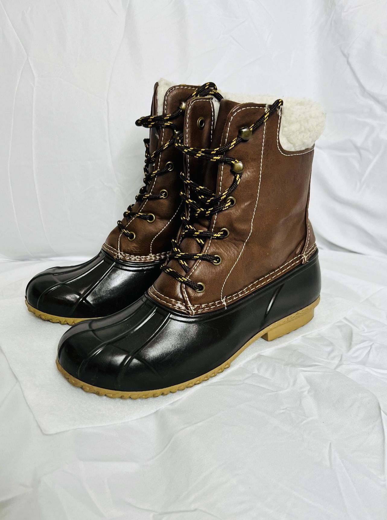 SUGAR SKYLAR LACE- UP DUCK BOOTS SIZE 6