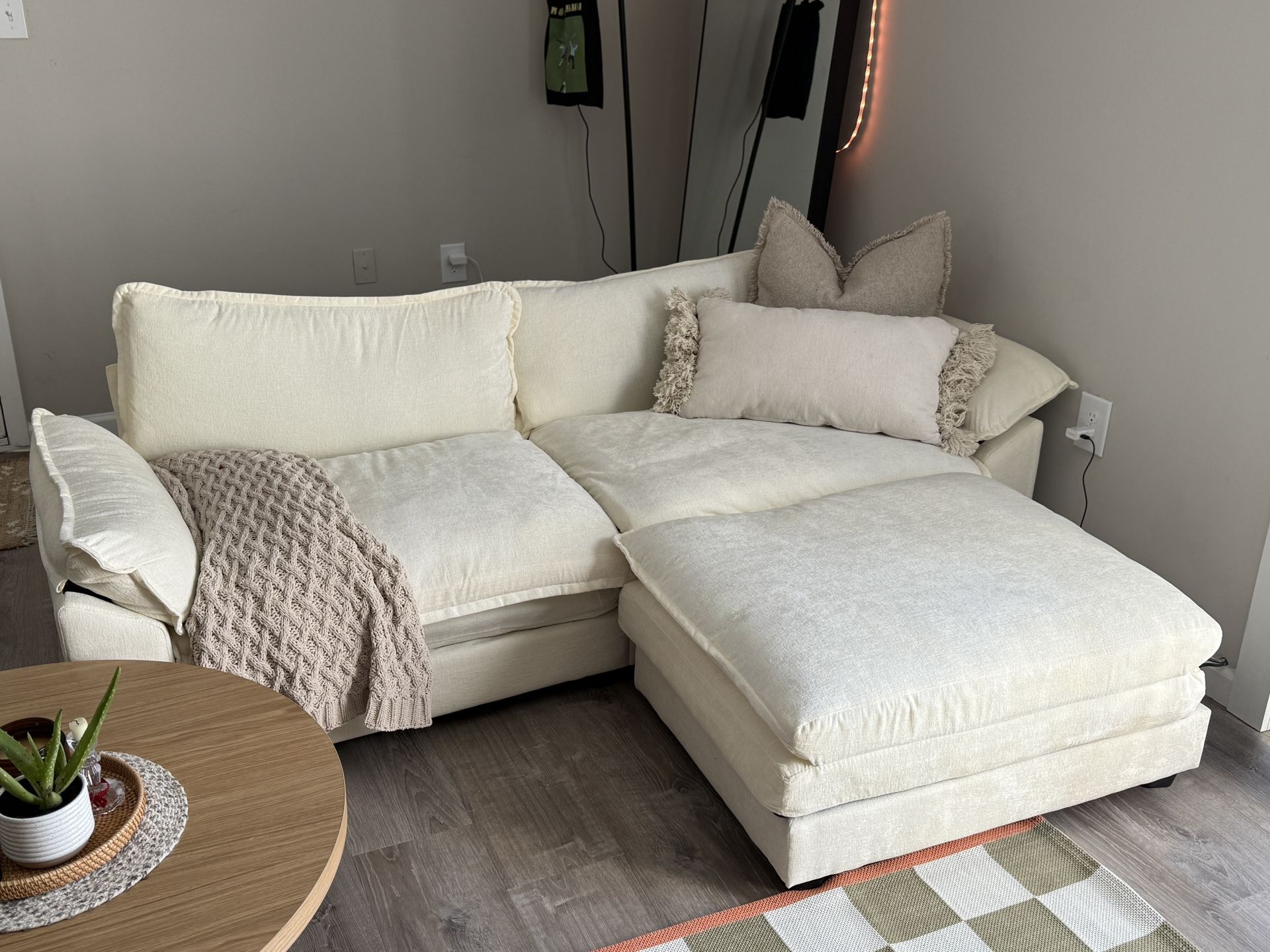 Sofa Beige/off White Styled Modular Sectional, Sofa in off White with Ottoman