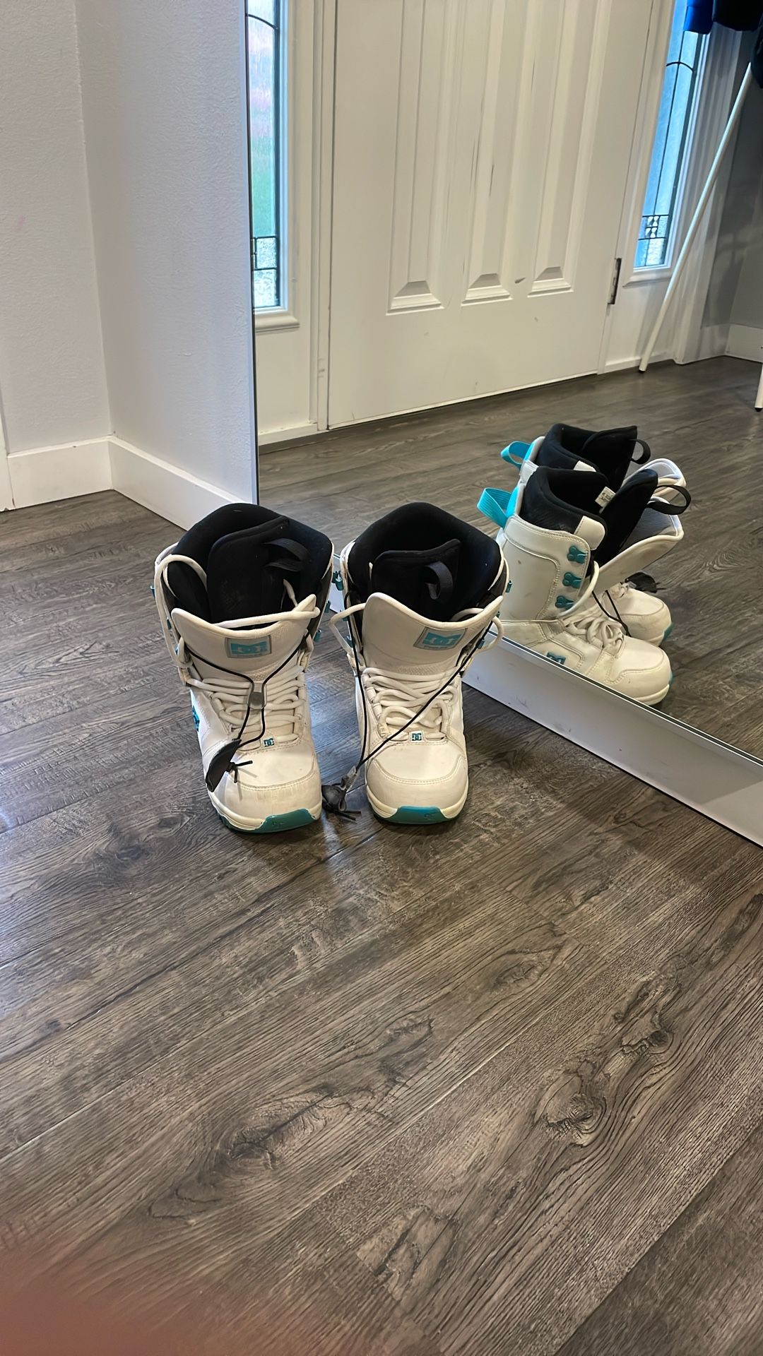 Snowboard boots