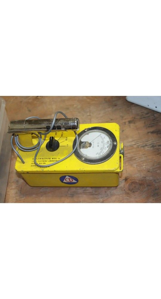 Victoreen CD V-700 Model 6B Geiger Counter Radiation Detector W/ headset