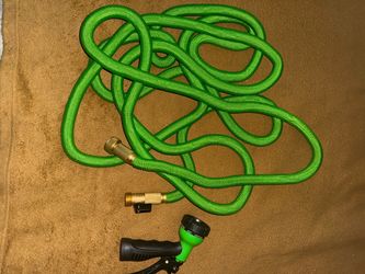 Brand NEW Bright Green expandable hose up to 50ft w/spray nozzle