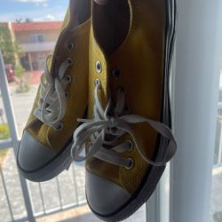 Yellow Low-Top converse 