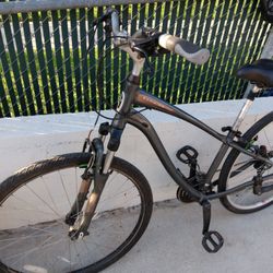 Schwinn. Hybrid.    700c Tires 