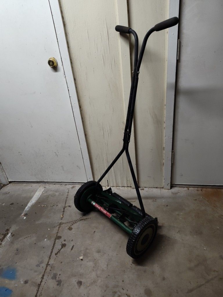 Manual Lawn Mower With 18 Inch Blade