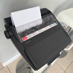 AX-425 ELECTRONIC TYPEWRITER. The piece shown in the photo still needs to be installed. It turns on.