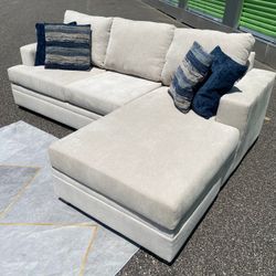 FREE DELIVERY 🚚 AND INSTALLATION - Lowder Sectional Ivory Color (Look our profile for more)