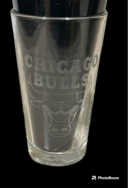Chicago Bulls Etched Beer Glass Cup. 