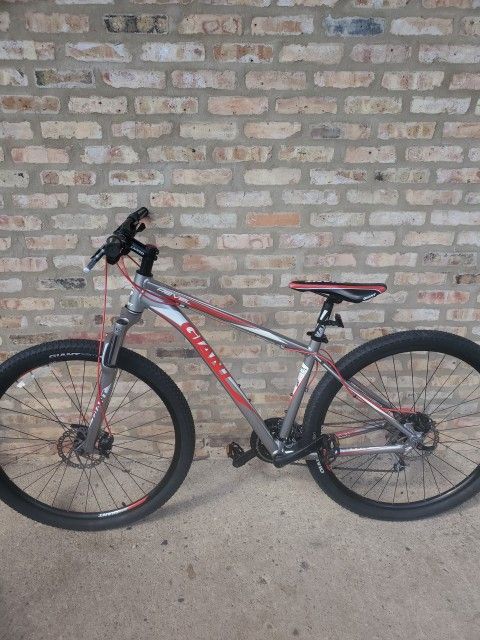 GIANT REVEL 29R MOUNTAIN BIKE ( LIKE NEW & DELIVERY AVAILABLE TODAY)