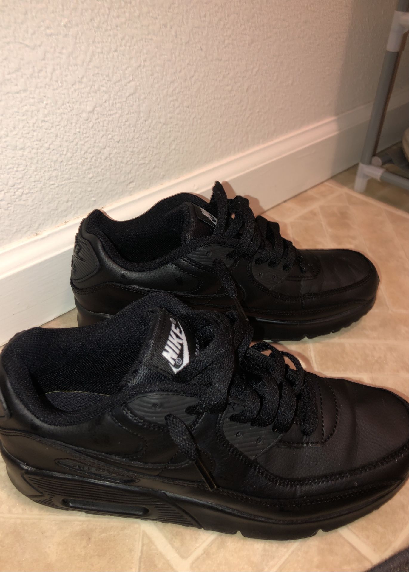 Nike Air Maxes size 6.5 Boys
