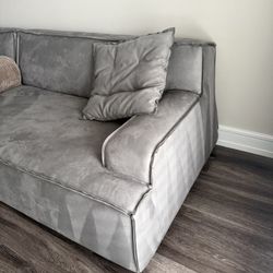 Like-New Modern Oversized Sofa – Only 3 Months Old