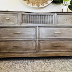 🪴 Gorgeous Sausalito Seven Drawer Wood Vintage Dresser - Delivery Available! 🪴 