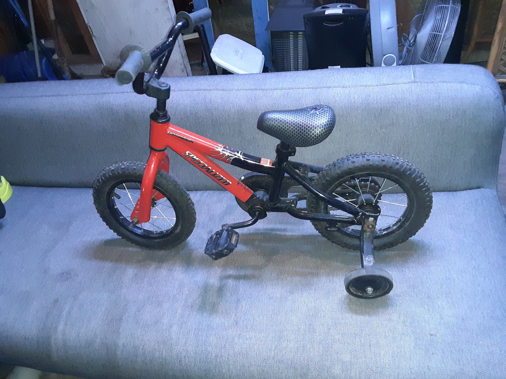 Bicicleta para niño con sus llantas de soporte todo en perfectas condiciones