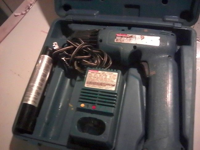 Makita 6095D Cordless Driver Drill And MAKITA DA391D 9.6V 3/8" Cordless Right Angle Drill