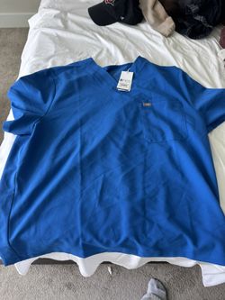 Leon Three-Pocket Scrub Top™ Figs