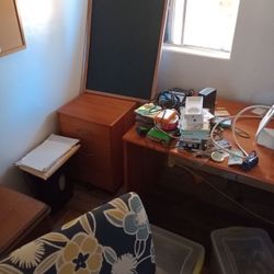 Lg Executive Desk And 2 File Cabinets On Wheels