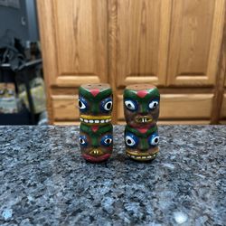 Vintage Totem Poles Hand Painted  Ceramic Salt and Pepper Shaker Set, made in Japan.  Preowned used normal use.  With cork stoppers. Size approximatel