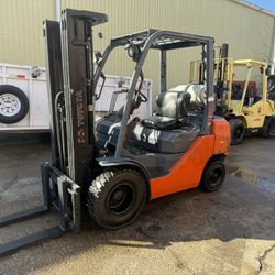 Toyota 5000Lb Pneumatic Forklift 