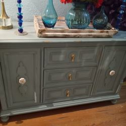 CUTE  BUFFET OR TV STAND AT PICKY PINCHERS 801 TURNER ST CLEARWATER OPEN TODAY 12-4 FREE DELIVERY 