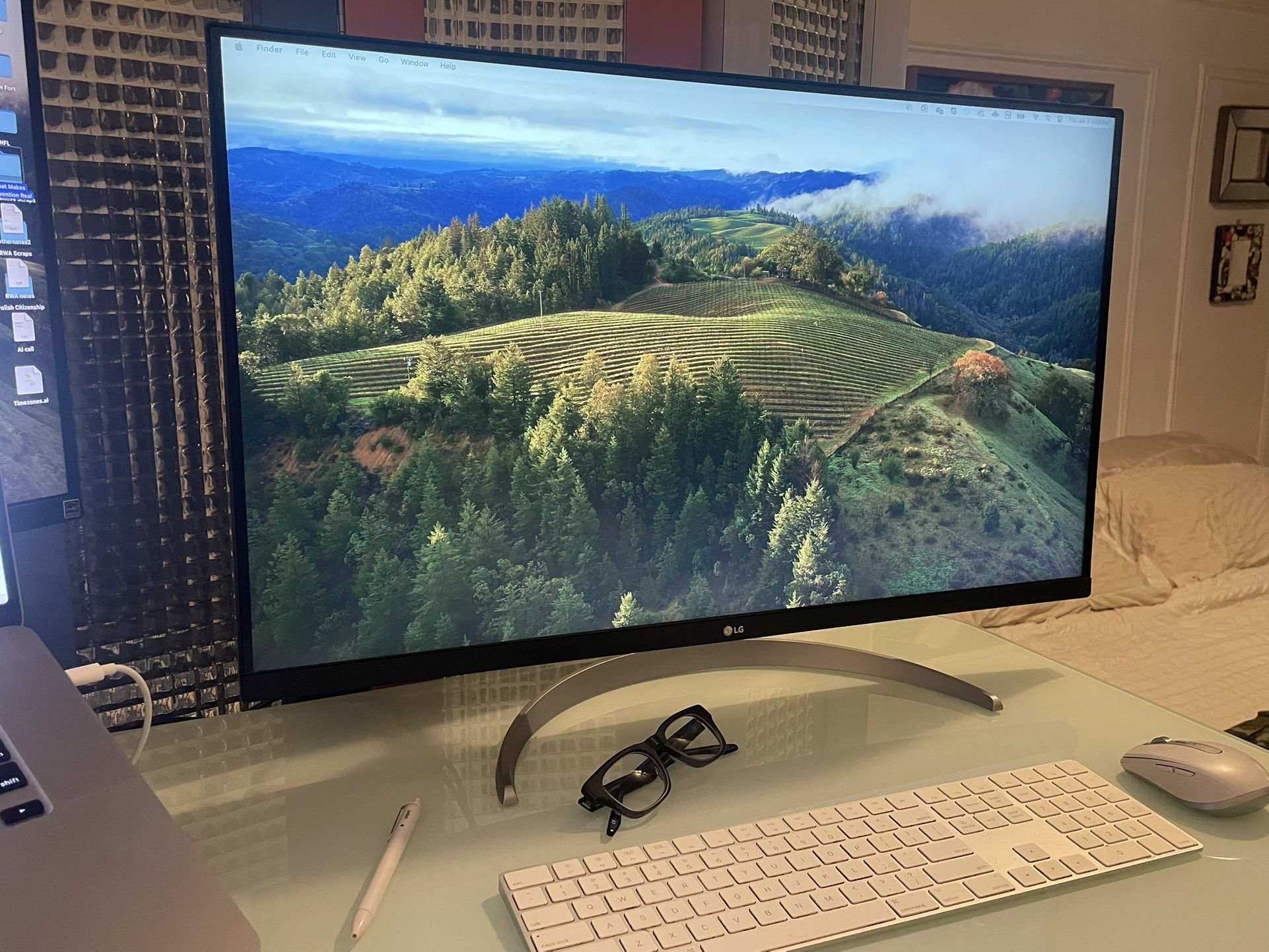 LG UltraFine 32” UHD 4K IPS Monitor Display With HDR 10 and USB Type-C, Black and Silver