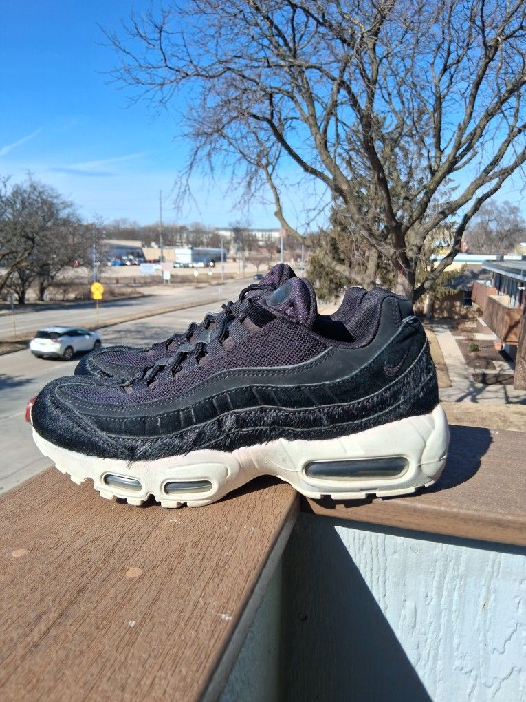 Nike Air Max 95
Women's size 8.5