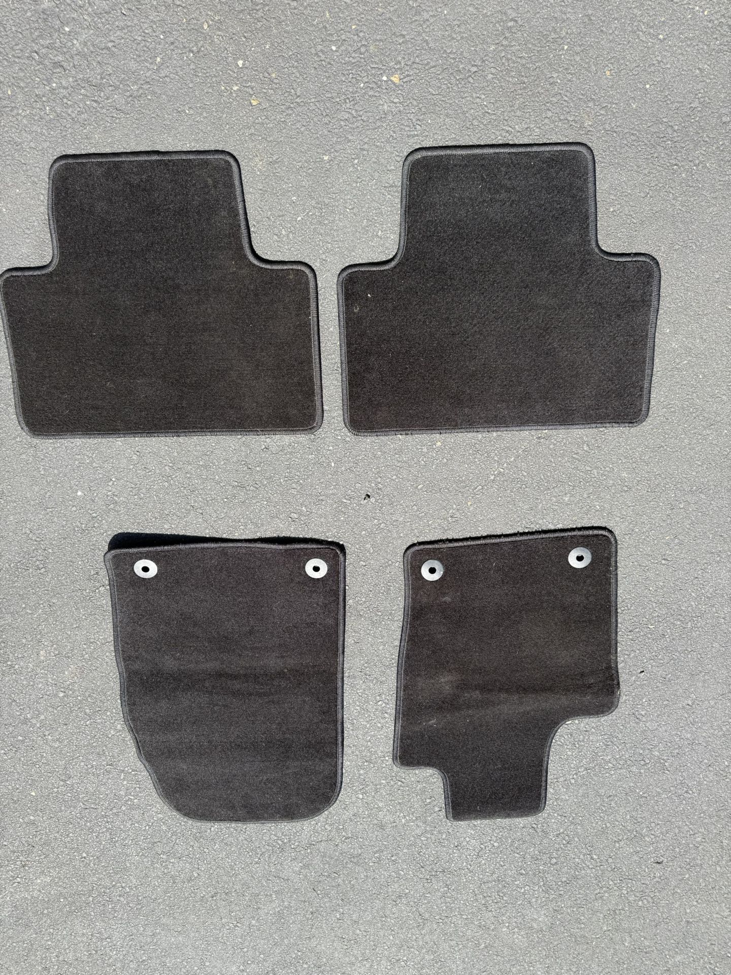 Jeep Grand Cherokee 2020 Floor Mats excellent condition includes front and Back mats.