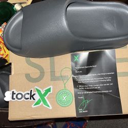 Black Yeezy slides size 10