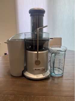 Breville juicer with glass bottles