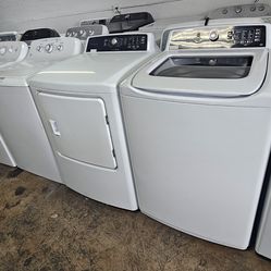 FRIGIDAIRE WASHER AND DRYER SET.