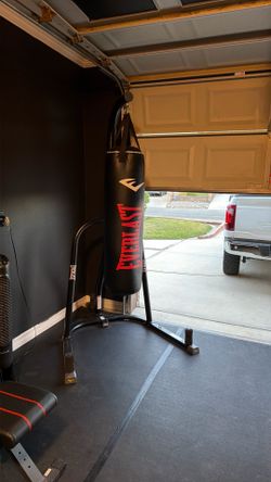 Everlast 100 lb Pinching Bag with Stand