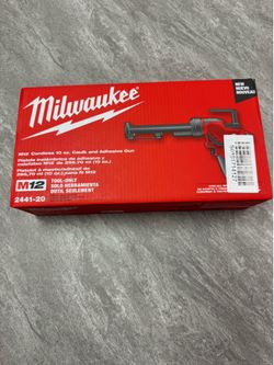 Milwaukee M12 cordless 10oz caulk and adhesive gun