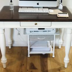 White Desk/Table ! 🎈$100 OBO