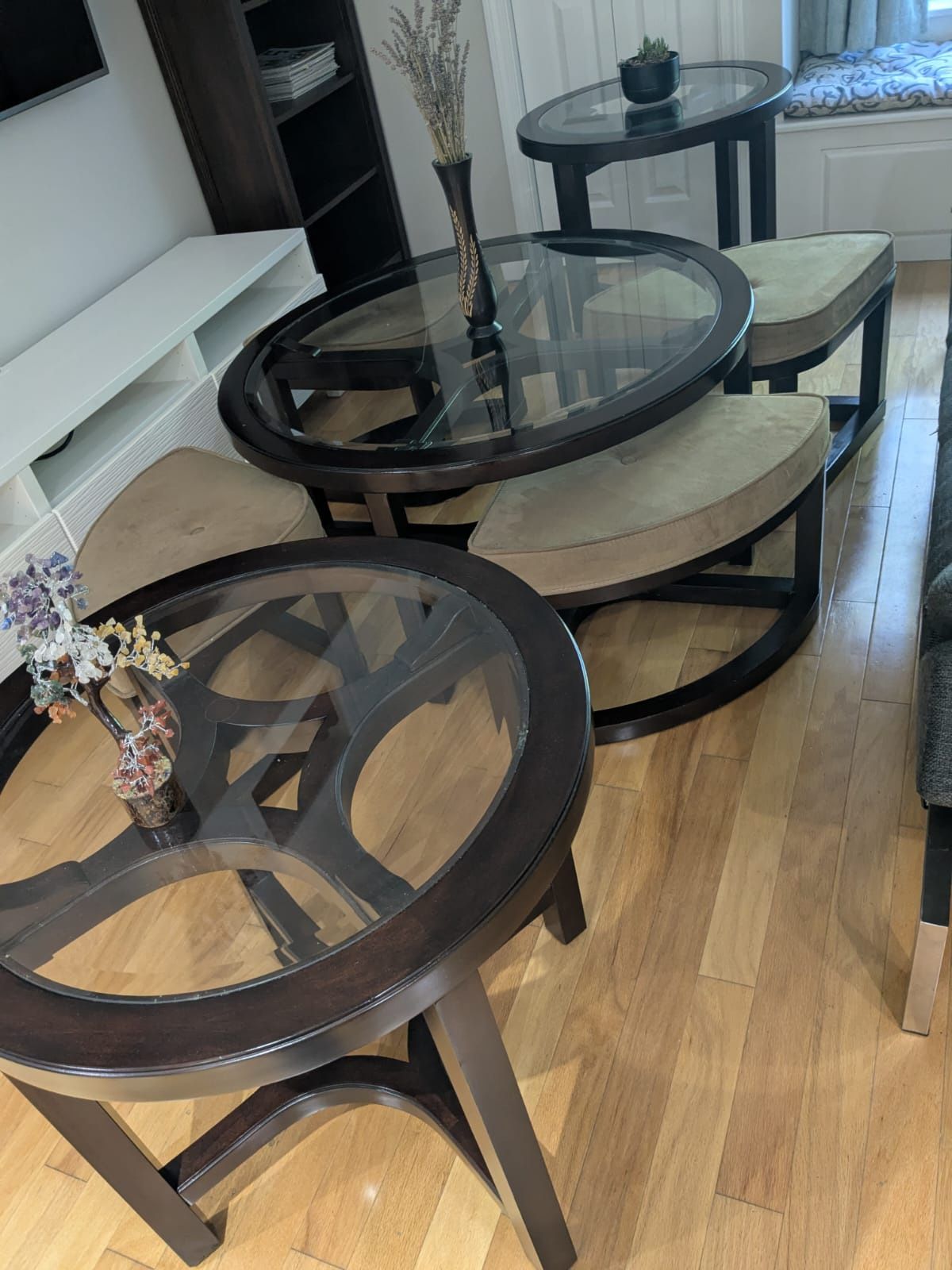 Juniper: Round cocktail Table With 4 Stools and 2 End Tables