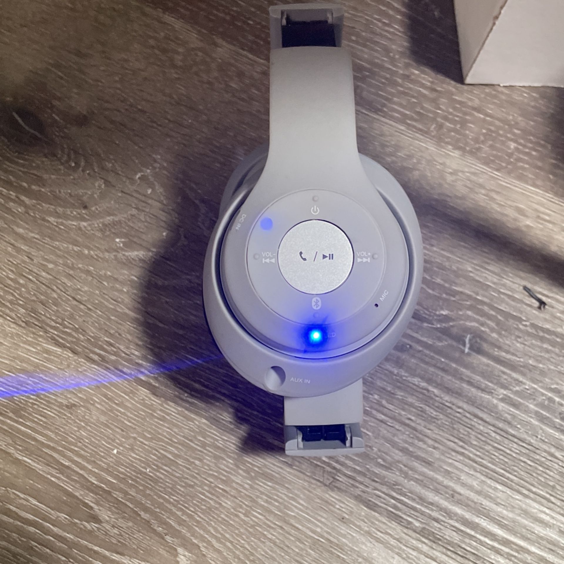 iLive Bluetooth Over-The-Ear Headphones with Microphone (Matte Gray)