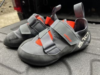 Youth 5.10 Climbing shoes -size 4 / 36 - Like New