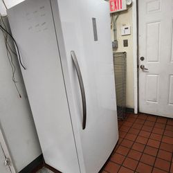 Like New FrigidAire UpRight StandUp Freezer
Looks and works like new